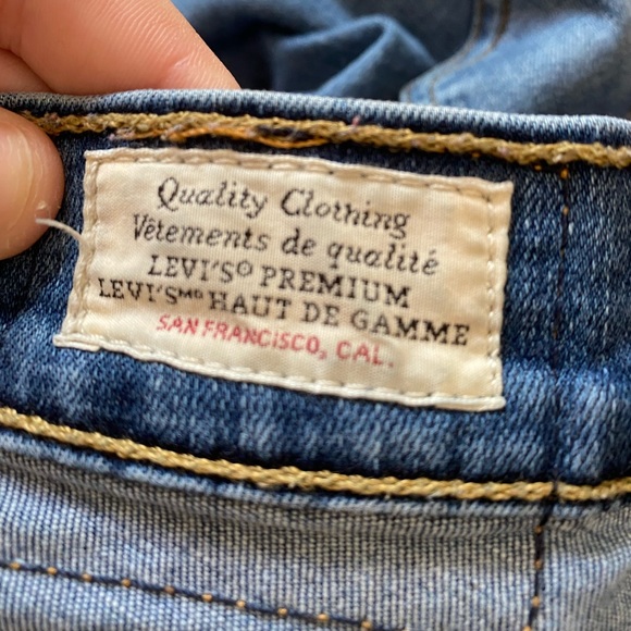 LEVI’S RIPPED JEANS - Picture 2 of 2